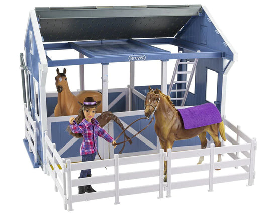Breyer Freedom Deluxe Country Stable with Horse & Wash Stall