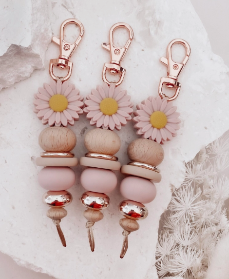 Lazy Daisy Keychain - Milk Tea