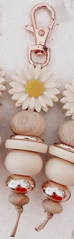 Lazy Daisy Keychain - Creamy Beige
