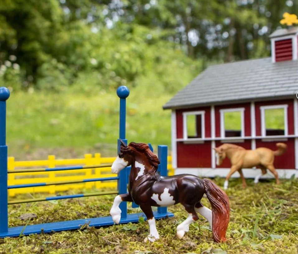 Breyer Stablemates Red Stable Set - TBS59197