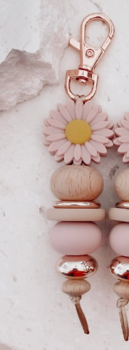 Lazy Daisy Keychain - Milk Tea