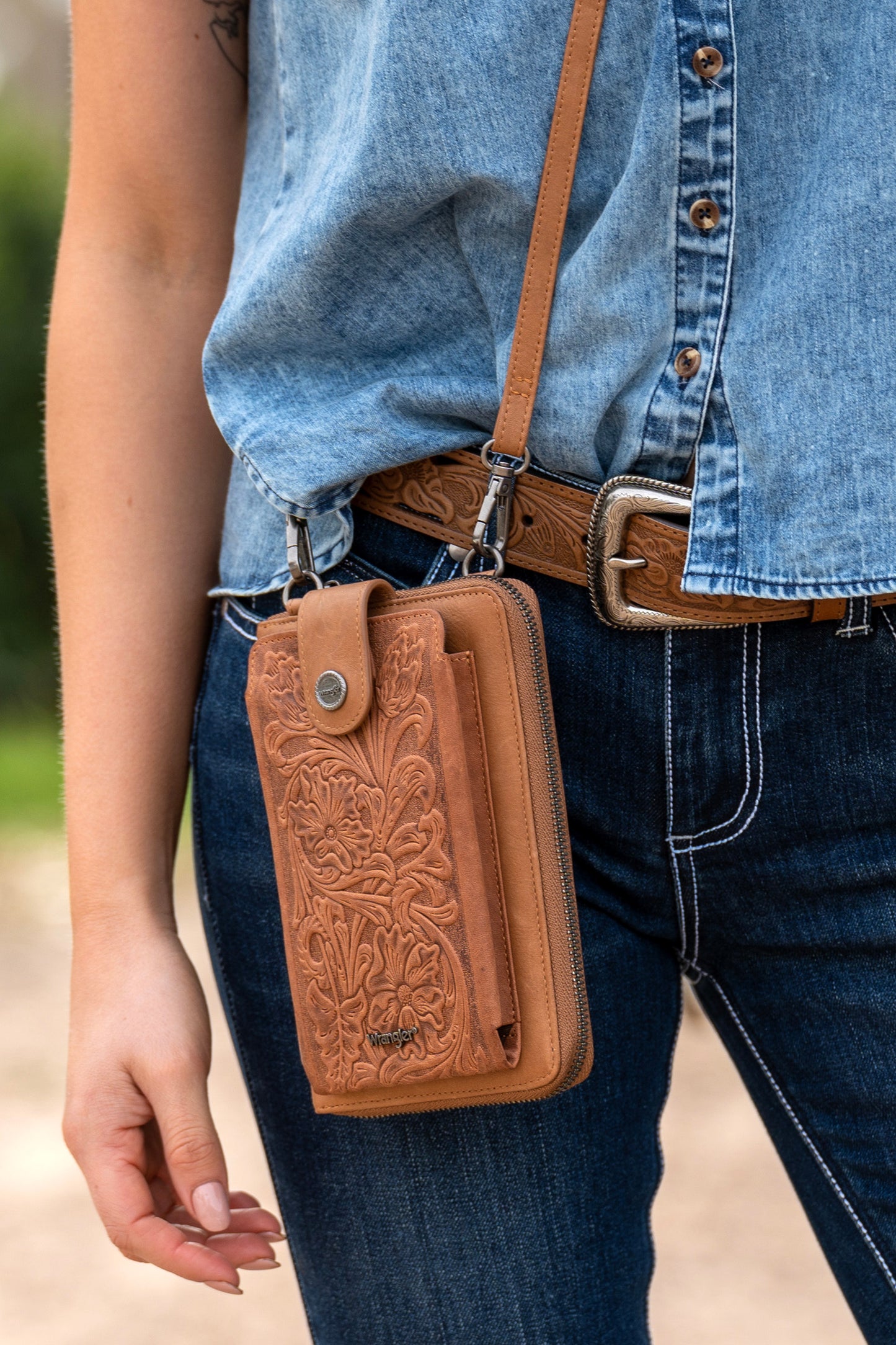 Wrangler Tayla Phone Bag - Tan - X3S2943BAG