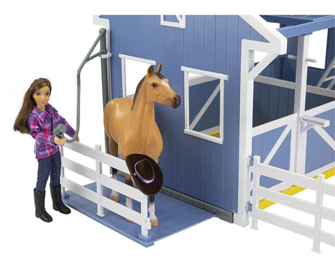 Breyer Freedom Deluxe Country Stable with Horse & Wash Stall